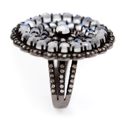 Bague fleur, en argent, ornée au centre d'une...