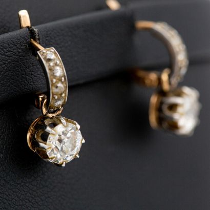 Paire de boucles d'oreilles dormeuses en...