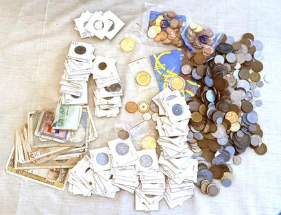 LOT de PLUS DE 3,5 kg brut de monnaies diverses...