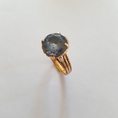 Bague en or jaune (750) 18K retenant par...
