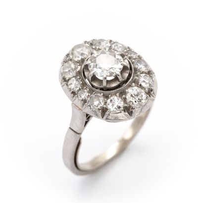 Bague pompadour en platine griffée de diamants...