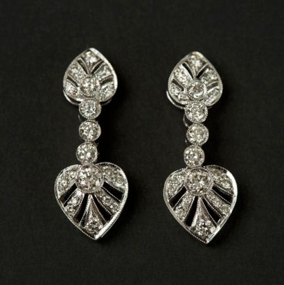 Paire de pendants d'oreilles en or blanc...