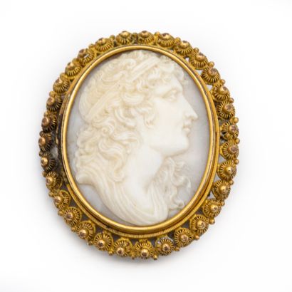 Broche en métal décor perlé orné d'un camée....