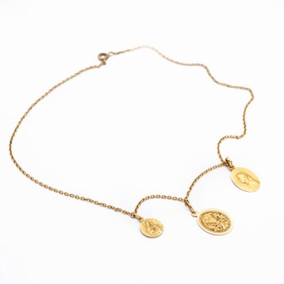 Chaîne en or jaune 18 K (750) ornée de trois...