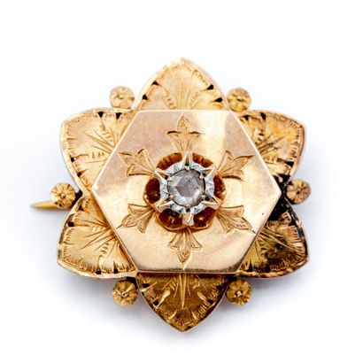 Broche étoile en or jaune (750) 18K ciselée...