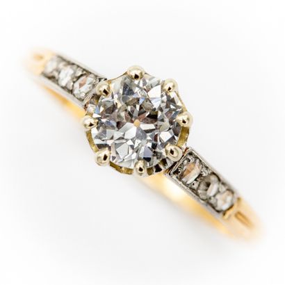 Bague deux ors griffée d'un diamant solitaire...
