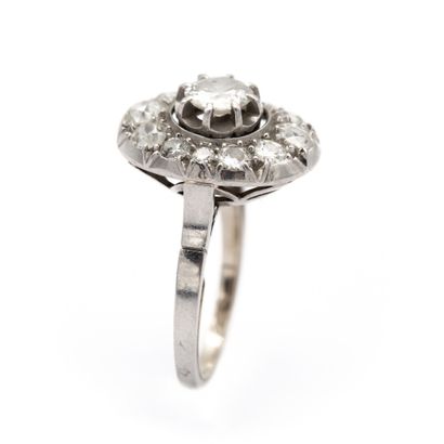 Bague pompadour en platine griffée de diamants...