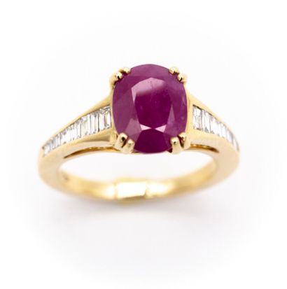 Bague en or jaune (750) 18K ornée d'un rubis...