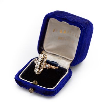 Bague en or jaune 18 K(750), façon marquise...