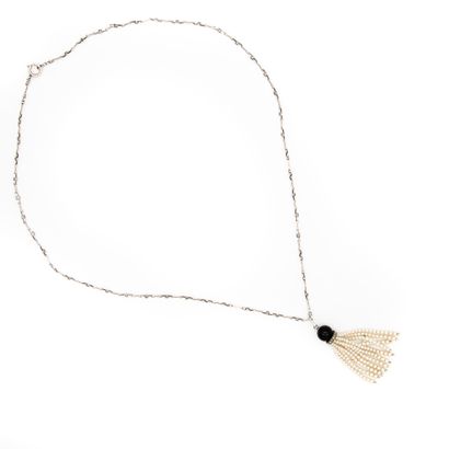 Sautoir en argent maille huit retenant un...