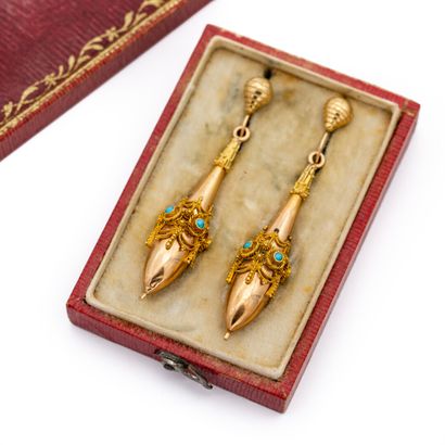 Paire de pendants d'oreilles en or jaune...