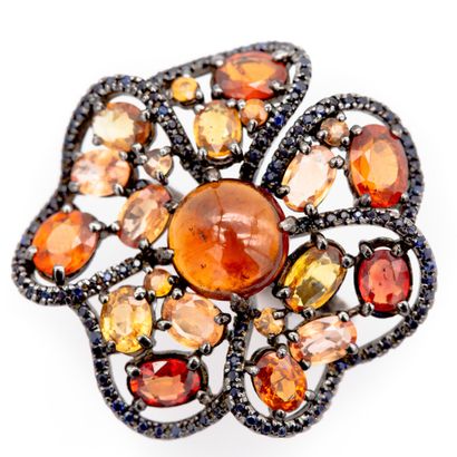 Bague fleur en argent sertie d'un grenat...