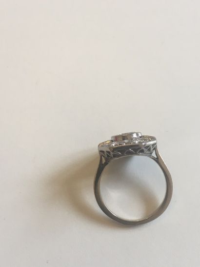 Bague en or blanc de forme octogonale ajourée,...