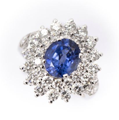 Bague fleur en or blanc (750) 18K, au centre...