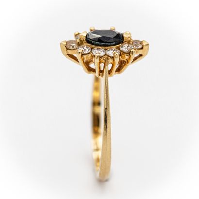 Bague en or jaune (750) 18K marquise griffée...