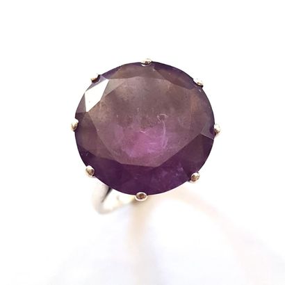Bague en argent à huit griffes retenant une...
