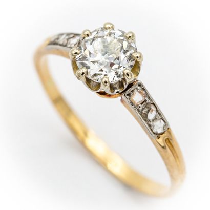 Bague deux ors griffée d'un diamant solitaire...