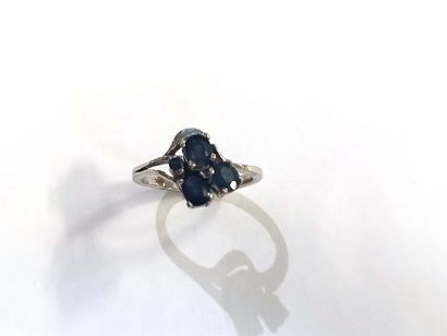 Bague en argent ornée de trois saphirs ovales...
