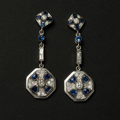 Paire de pendants d'oreilles en or blanc...