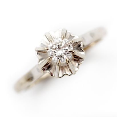 Bague en or blanc (750) 18K griffée d'un...