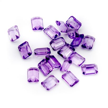 Lot de 20 améthystes taillées à degré pour...