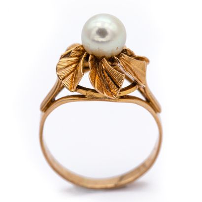 Bague en or jaune (750) 18K ornée d'une perle...