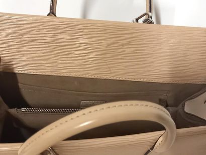 LOUIS VUITTON Brea cartable en cuir épi crème....