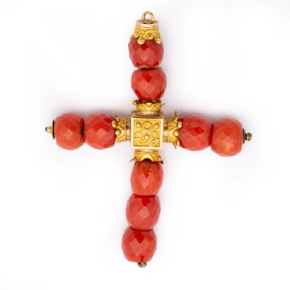 Croix en or jaune 18 K (750) perles de corail...