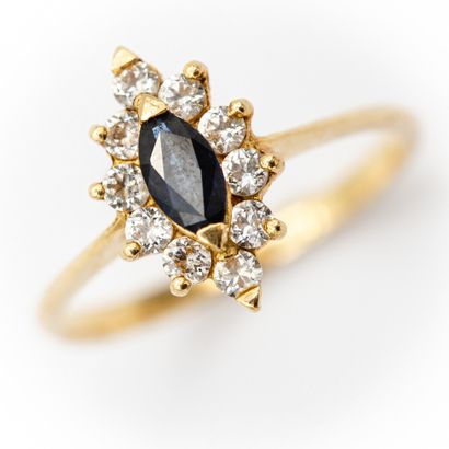 Bague en or jaune (750) 18K marquise griffée...