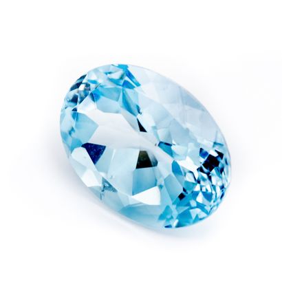 1 topaze bleue ovale facettée de 15,40 carats...