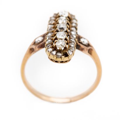 Bague en or jaune 18 K(750), façon marquise...