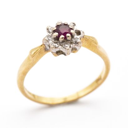 Bague marguerite en or jaune (750) 18K, centrée...