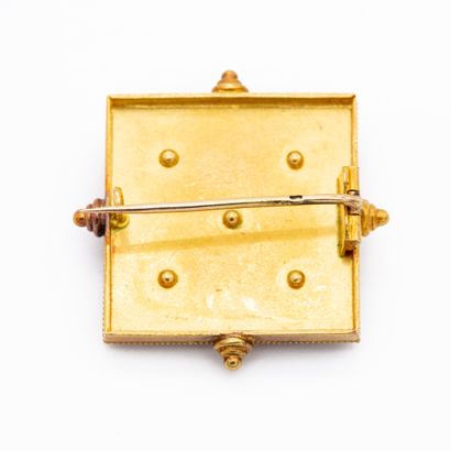 Broche carrée en or jaune 18 K (750), centrée...