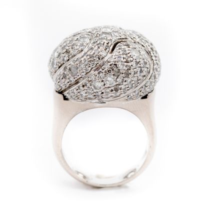 Importante bague boule en or blanc (750)...