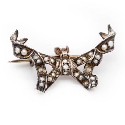 Broche en argent figurant un noeud Louis...