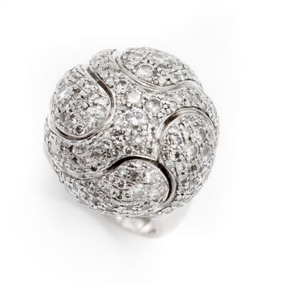 Importante bague boule en or blanc (750)...