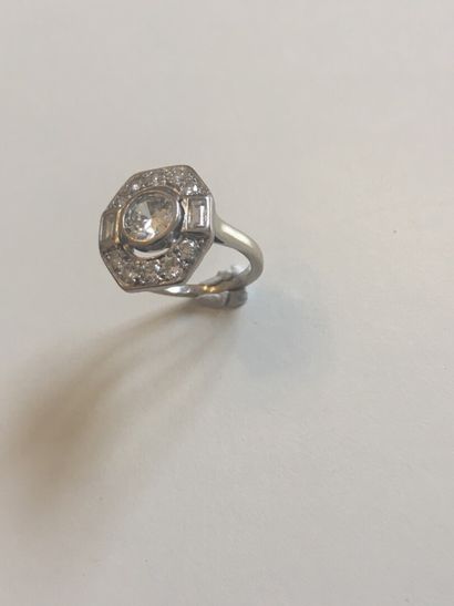 Bague en or blanc de forme octogonale ajourée,...