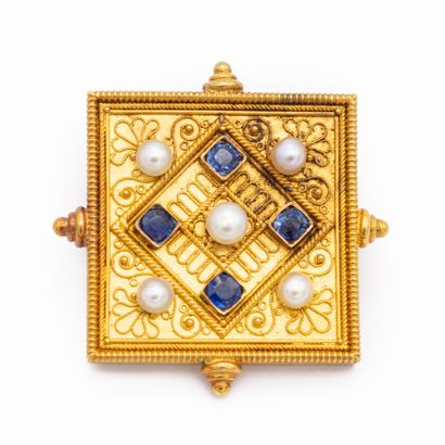 Broche carrée en or jaune 18 K (750), centrée...