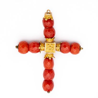 Croix en or jaune 18 K (750) perles de corail...
