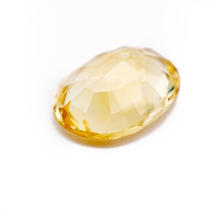 Une citrine ovale facettée de 11,94 cara...