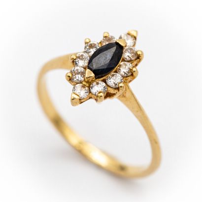 Bague en or jaune (750) 18K marquise griffée...