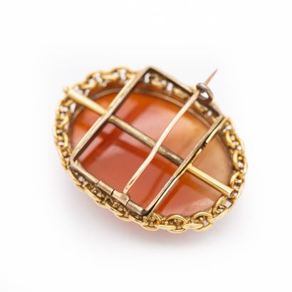 Broche en or jaune 18 K (750), camée agate...