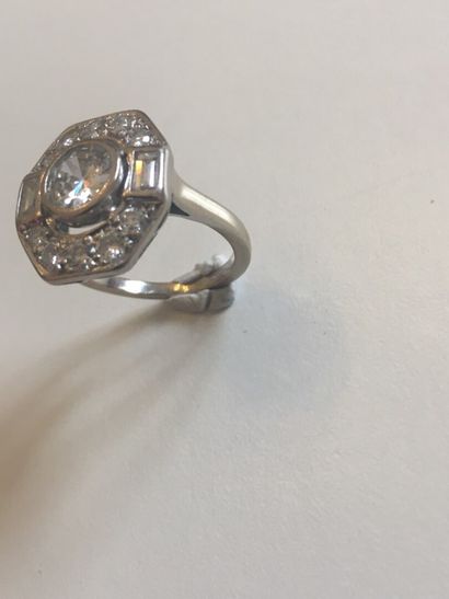 Bague en or blanc de forme octogonale ajourée,...