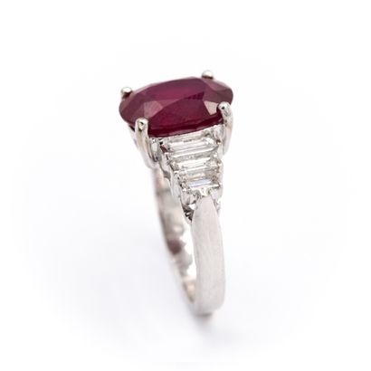 Bague en or blanc (750) 18K ornée d'un rubis...