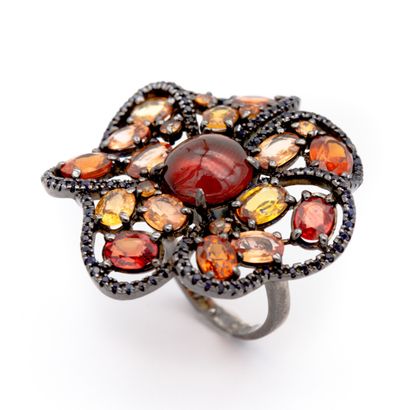 Bague fleur en argent sertie d'un grenat...
