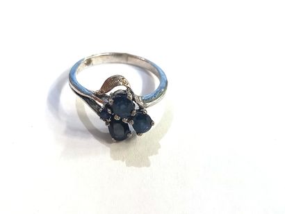 Bague en argent ornée de trois saphirs ovales...