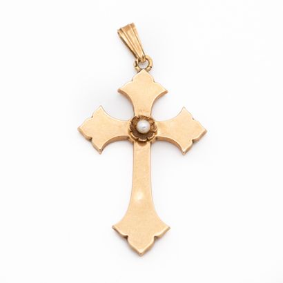 Croix en or jaune uni 18 K (750) ornée d'une...