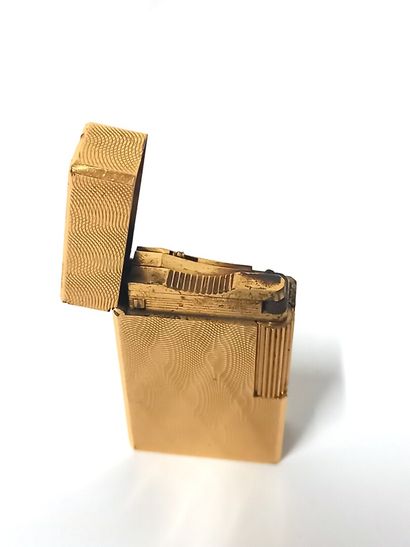 HERMES & ST DUPONT Briquet en plaqué or.