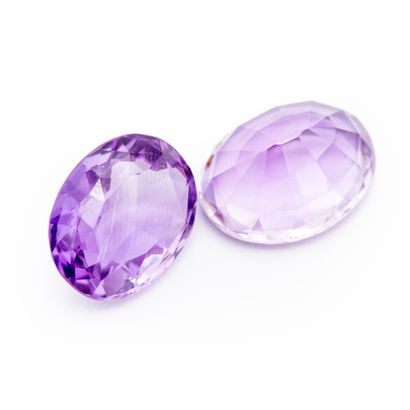 Deux améthystes taille ovale facettée pour...