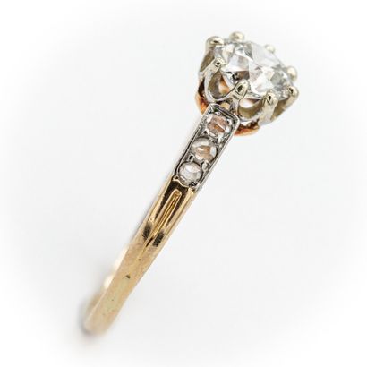 Bague deux ors griffée d'un diamant solitaire...